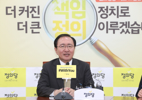 노회찬 '평화와 정의의 의원모임' 원내대표가 4일 국회 대표실에서 대통령 4년 중임제 지지 의견을 밝히고 있다./연합뉴스